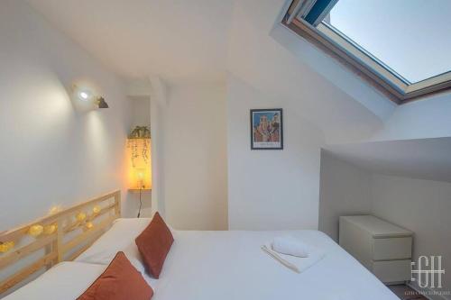 Postel nebo postele na pokoji v ubytování Le Bleuet - Quartier Des Halles