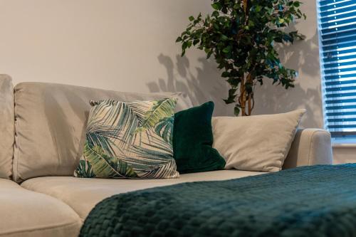 Ένα ή περισσότερα κρεβάτια σε δωμάτιο στο High End Apartment - Perfect For Contractors & Builders - Free Parking