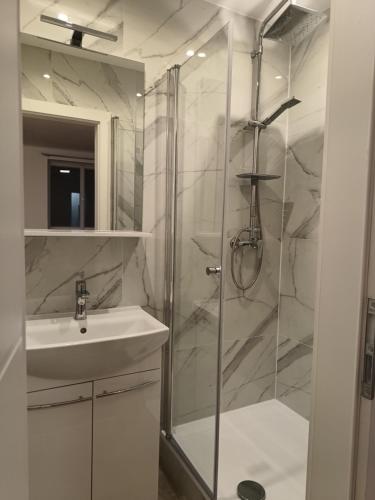 Ένα μπάνιο στο Apartment in the Center of OId Town