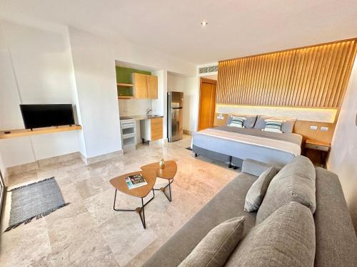 a living room with a bed and a couch at Depto. playa y confort amenidades frente al mar in Cancún