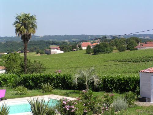 a view of a vineyard from the garden of a house at Le Pressoir B&B in Aydie