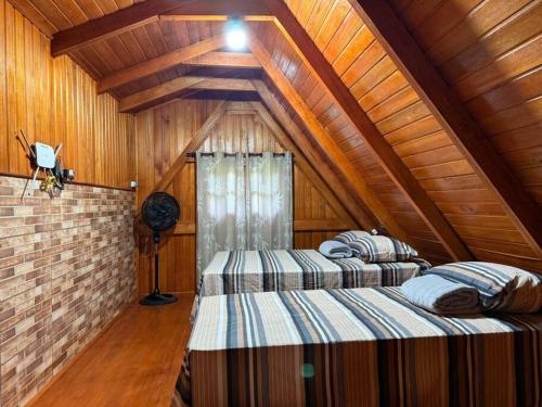 Ένα ή περισσότερα κρεβάτια σε δωμάτιο στο Chalé Casa Nina
