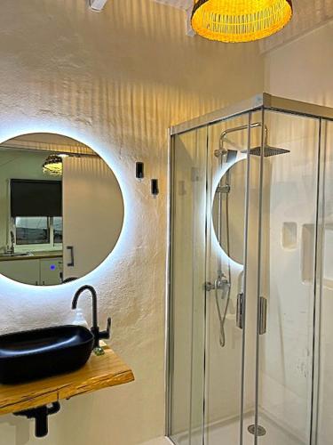 a bathroom with a shower and a mirror at Estudio Cactus in Tías