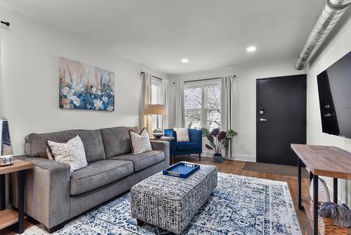 Χώρος καθιστικού στο Contemporary Blue Oasis Apt 1