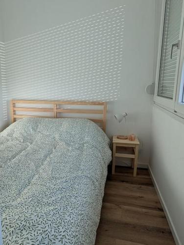 - une chambre avec un lit et une table avec une fenêtre dans l'établissement écrin de lumière à 10 min de l'hypercentre, à Strasbourg