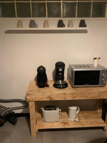 d'une table avec un four micro-ondes et une cafetière. dans l'établissement le petit Paris, à Calais