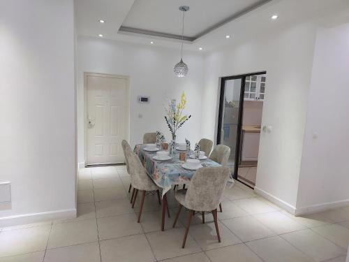 a dining room with a table and chairs at Jardim de Rosas Flat's in Belas