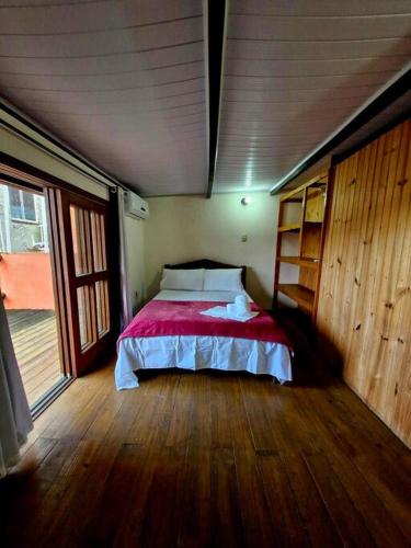 una camera da letto con un letto al centro della stanza di Apartamento duplex - 2 quartos na Pituba a Itacaré