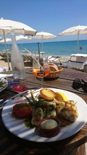 une assiette de nourriture sur une table près de la plage dans l'établissement Maison cosy calme jardin privatif 10mn de la plage, à Frontignan