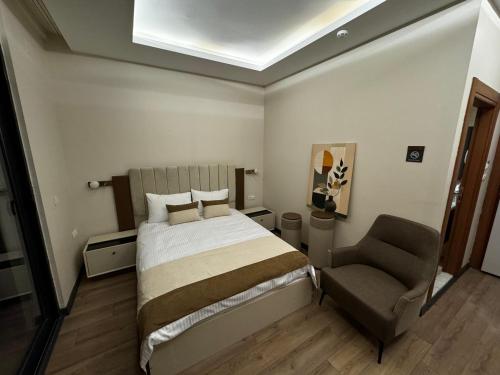 una camera da letto con un letto e una sedia di Pacis Antakya a Hatay