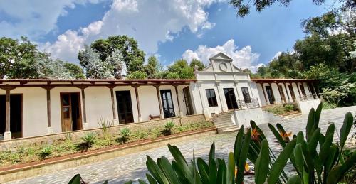 Κήπος έξω από το Finca San Mateo - Private Luxury Coffee Estate in Antigua Guatemala
