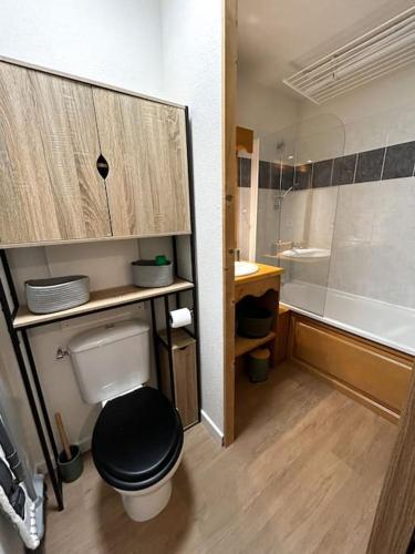 une salle de bain avec toilettes, lavabo et baignoire dans l'établissement Appartement 6pers dont 4 adultes max aux Orres 1800, aux Orres
