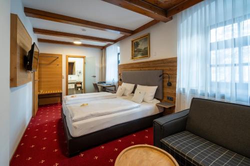 Postel nebo postele na pokoji v ubytování Hotel zum ehem. königl. Bayr. Forsthaus
