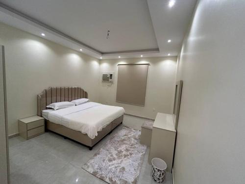 a bedroom with a bed and a mirror at مسكن التل in Al Madinah