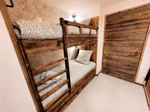 une chambre avec deux lits superposés dans l'établissement Résidence Essentiel - Appartement de charme au centre du village MAE-1731, aux Gets