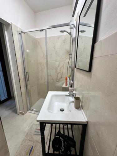 ein Badezimmer mit Waschbecken und Dusche in der Unterkunft La Casetta in Trapani