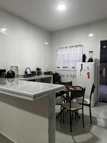 Η κουζίνα ή μικρή κουζίνα στο Casa Juza Saquarema