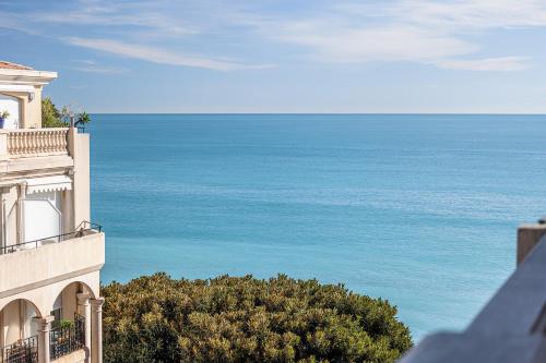 une vue sur l'océan depuis un immeuble dans l'établissement Victoria Bergamote Attic - Happy Rentals, à Menton