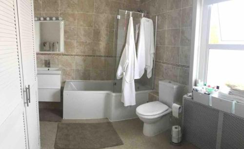Ένα μπάνιο στο Double Bedroom in shared house closer to city center