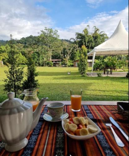 una mesa con una tetera y un plato de fruta en La Quinta de Andrés, en San Isidro