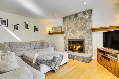 un salon avec un canapé et une cheminée dans l'établissement 2 Mi to Winnipesaukee Shores Gunstock Retreat, à Gilford
