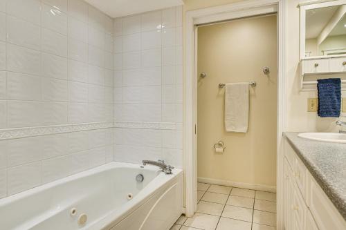 une salle de bain avec une baignoire et un lavabo dans l'établissement 2 Mi to Winnipesaukee Shores Gunstock Retreat, à Gilford