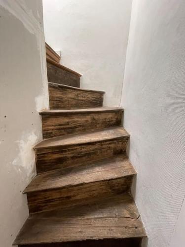 a stairway with wooden steps in a house at Duplex le Brooklyn en Plein centre de Mordelles in Mordelles