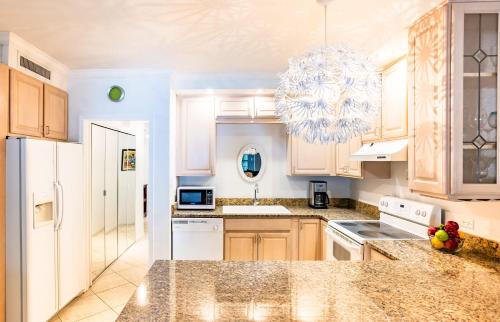 Η κουζίνα ή μικρή κουζίνα στο Beach Living at Island Pine Villas (BLV)