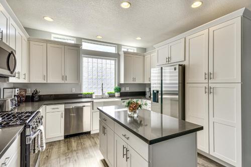 Gallery image of 7 Mi to Dwtn Portland - Home with Patio! in Beaverton