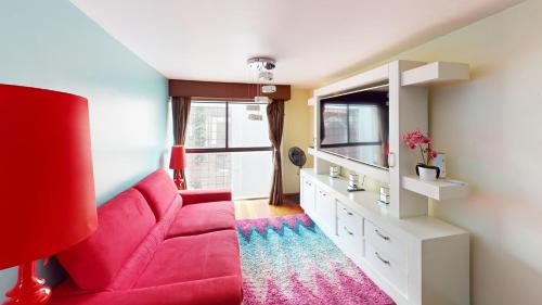 a living room with a pink couch and a mirror at Bello departamento en Centro Histórico de la CDMX in Mexico City