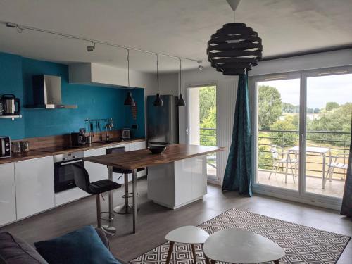 une cuisine avec une table et une salle à manger dans l'établissement Appartement vue Loire, à Nantes