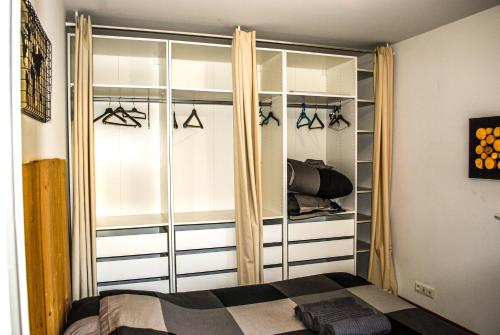 - une chambre avec placard et portes coulissantes en verre dans l'établissement “L’Escapade”, entre lac et montagne, à Saint-Alban