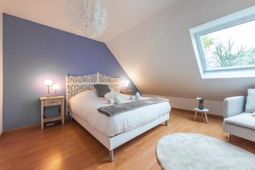 une chambre avec un lit blanc et une fenêtre dans l'établissement Le Serenity - Terrasse et Jardin, à Haguenau