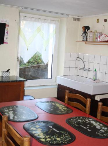 une cuisine avec une table et 4 assiettes. dans l'établissement Studio confortable avec vue sur le lac - 30 m² - Gérardmer, à Gérardmer