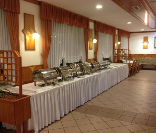 a long line of tables in a waiting room at Gostisce Golob in Zgornja Polskava