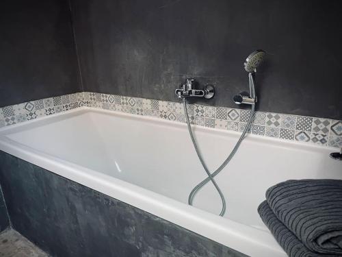 d'une baignoire avec douche et flexible. dans l'établissement Loft en duplex centre historique, à Montpellier