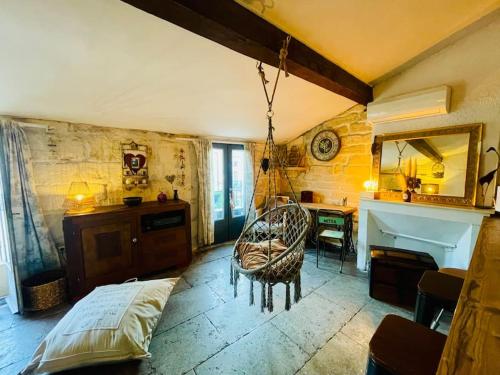 une chambre avec un lit, un bureau et une chaise dans l'établissement Loft en duplex centre historique, à Montpellier