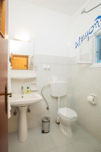 MyrtiesにあるAlkyon Studiosのトイレと洗面台付きのバスルーム