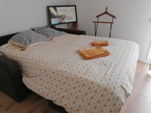 - un lit avec une couverture et 2 serviettes dans l'établissement VANNES au CALME proche centre et port, à Vannes
