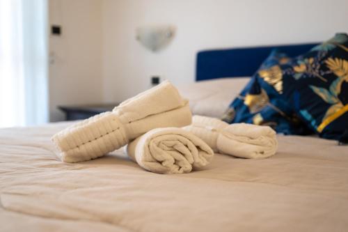 a pair of towels sitting on top of a bed at Terrazza dei fiori in Cesano