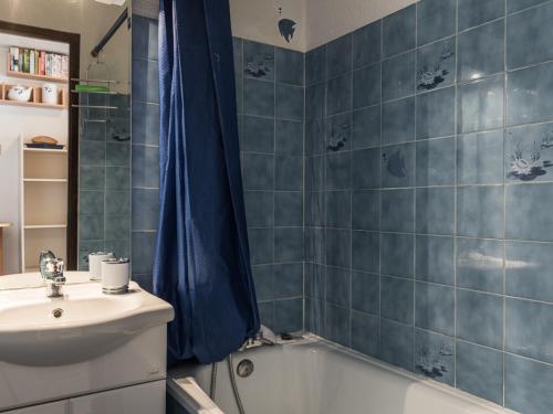 łazienka z umywalką, toaletą i prysznicem w obiekcie Studio aux Almes, Tignes Lac, proche pistes, 4 pers., balcon, casier à skis - FR-1-502-452 w mieście Tignes