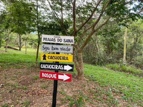 a sign in the middle of a park at Chalés Praias do Sana in Macaé