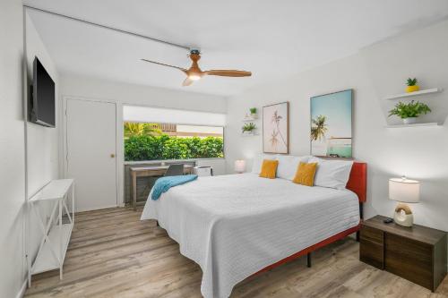 une chambre blanche avec un lit et une télévision dans l'établissement 2 Br Princeville Sands Condo with Pool and Hot Tub (137-A/B), à Princeville