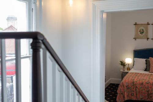 Ένα ή περισσότερα κρεβάτια σε δωμάτιο στο Two Worlds Townhouse