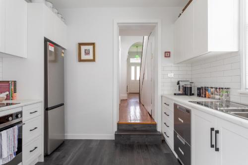 Η κουζίνα ή μικρή κουζίνα στο Two Worlds Townhouse