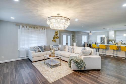 Ruang duduk di Silver Springs Home Walk to Downtown!
