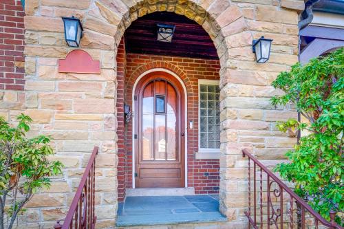 Muka bangunan atau pintu masuk Silver Springs Home Walk to Downtown!