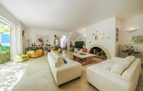 Χώρος καθιστικού στο Cozy Home In Aix-En-Provence With Wifi