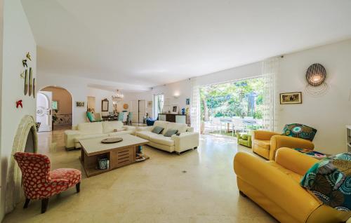 - un salon avec des canapés jaunes et une table dans l'établissement Cozy Home In Aix-En-Provence With Wifi, à Aix-en-Provence