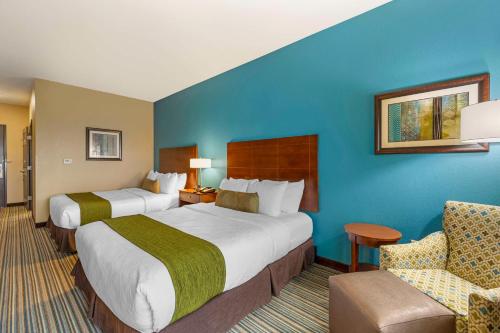 Postel nebo postele na pokoji v ubytování Best Western Plus Patterson Park Inn
